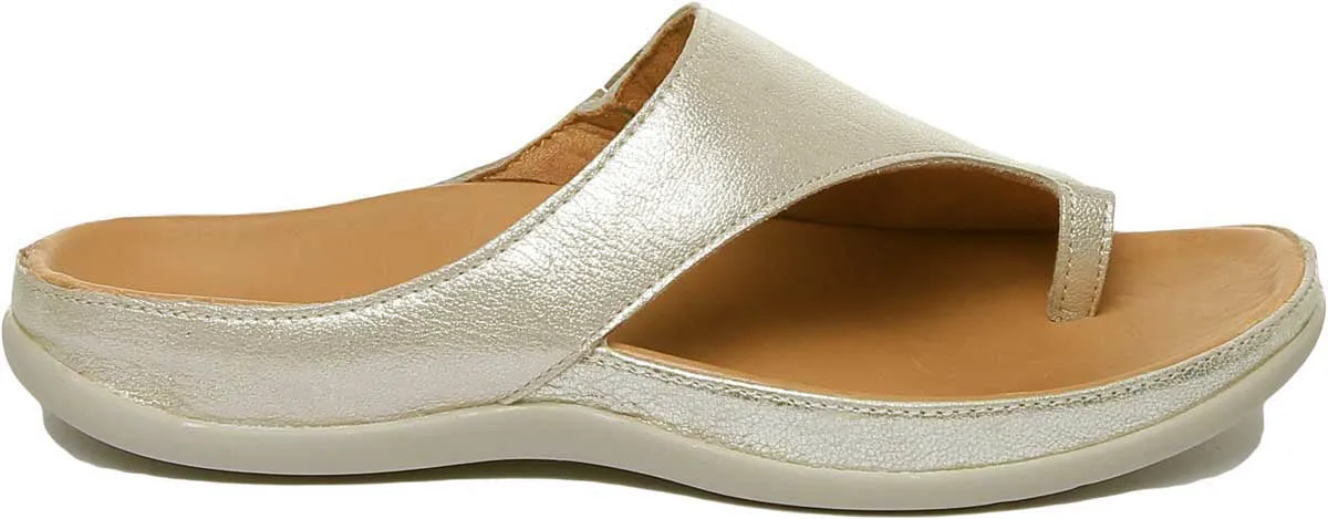 Strive Capri Sandalia de cuero con lazo en el dedo del pie para mujer en negro