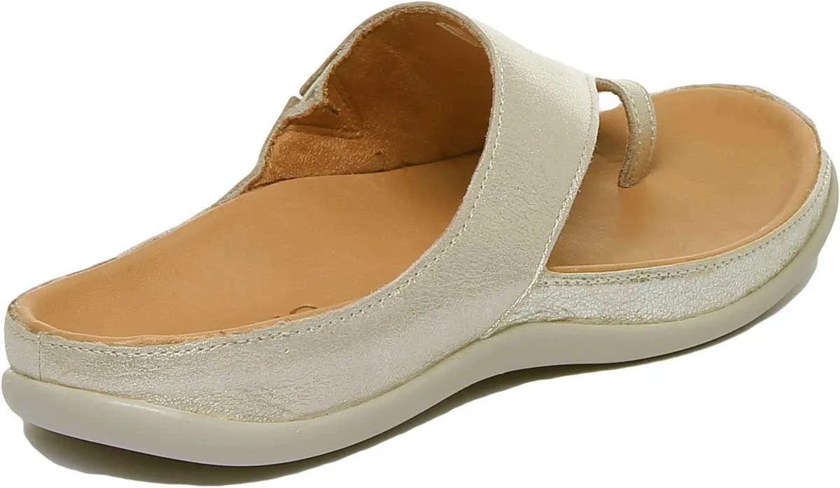Strive Capri Sandalia de cuero con lazo en el dedo del pie para mujer en negro