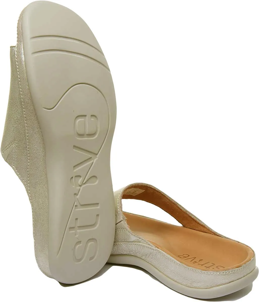 Strive Capri Sandalia de cuero con lazo en el dedo del pie para mujer en negro