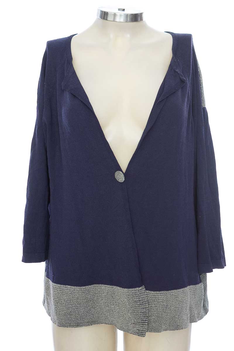SWEATER COLOR AZUL  CLOSEANDO