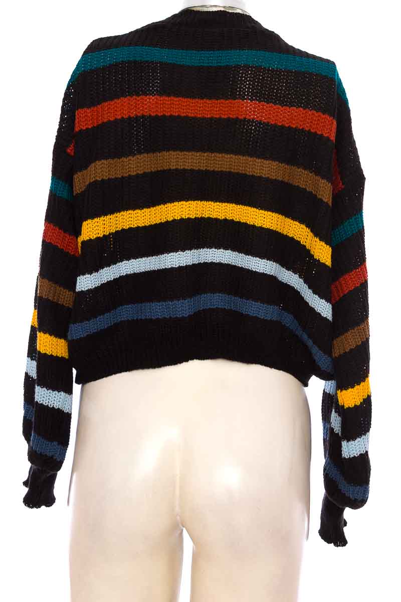 SWEATER COLOR NEGRO  CLOSEANDO