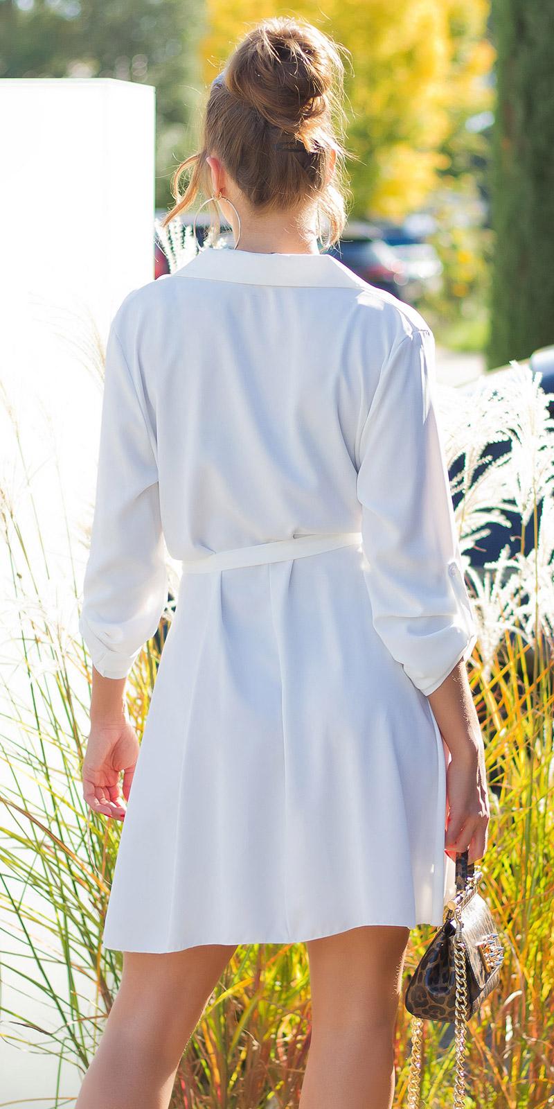 Vestido de moda con cinturón blanco