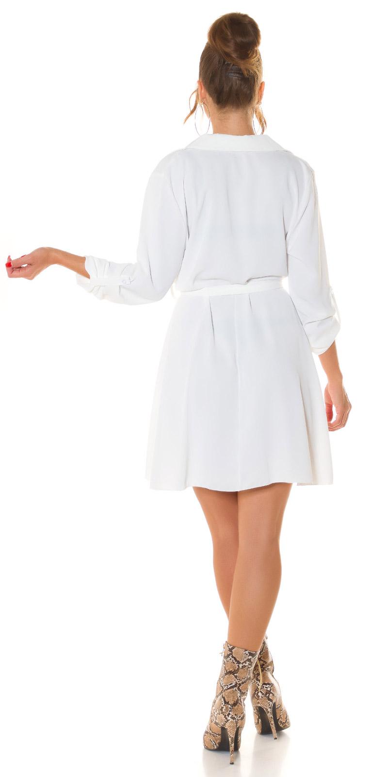 Vestido de moda con cinturón blanco