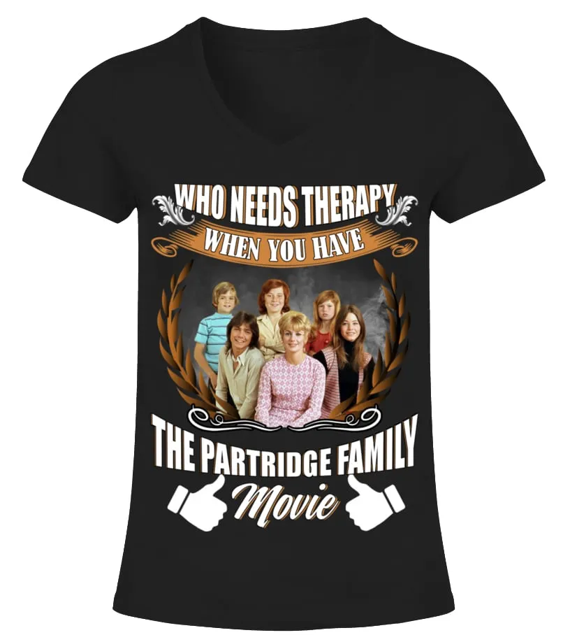 WHO NEEDS THERAPY WHEN YOU HAVE THE PARTRIDGE FAMILY MOVIE Camiseta cuello pico Mujer