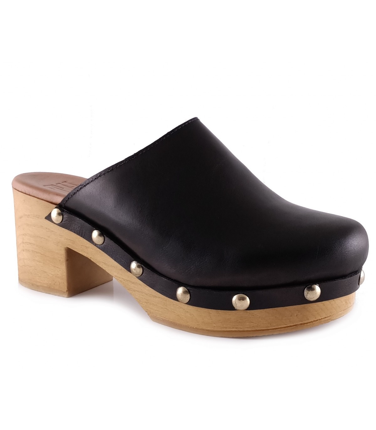 Zueco con tachas para mujer en color cuero
