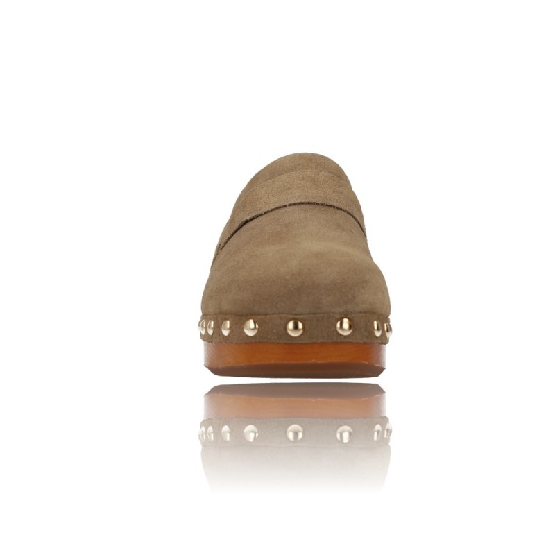 ZUECOS PARA MUJER DE CARMELA 160452  TACóN Y TACHAS METáLICAS