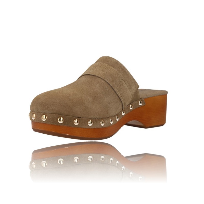 ZUECOS PARA MUJER DE CARMELA 160452  TACóN Y TACHAS METáLICAS