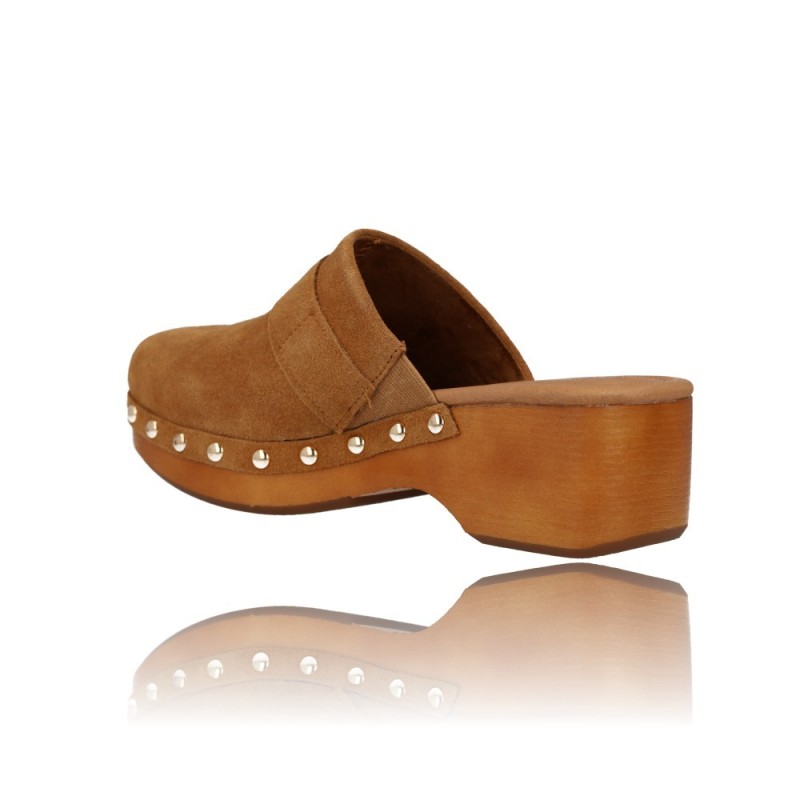 ZUECOS PARA MUJER DE CARMELA 160452  TACóN Y TACHAS METáLICAS