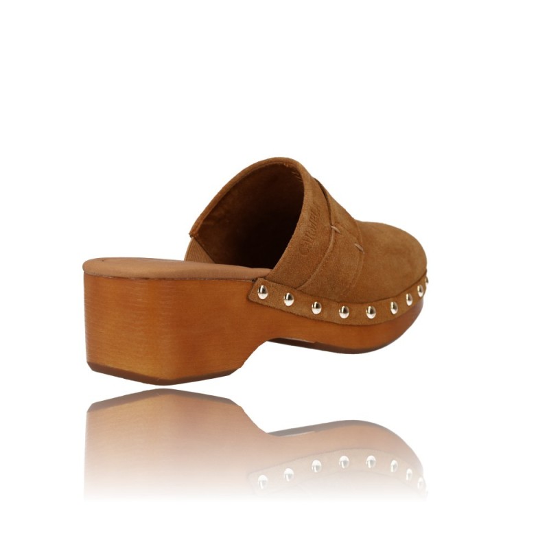 ZUECOS PARA MUJER DE CARMELA 160452  TACóN Y TACHAS METáLICAS